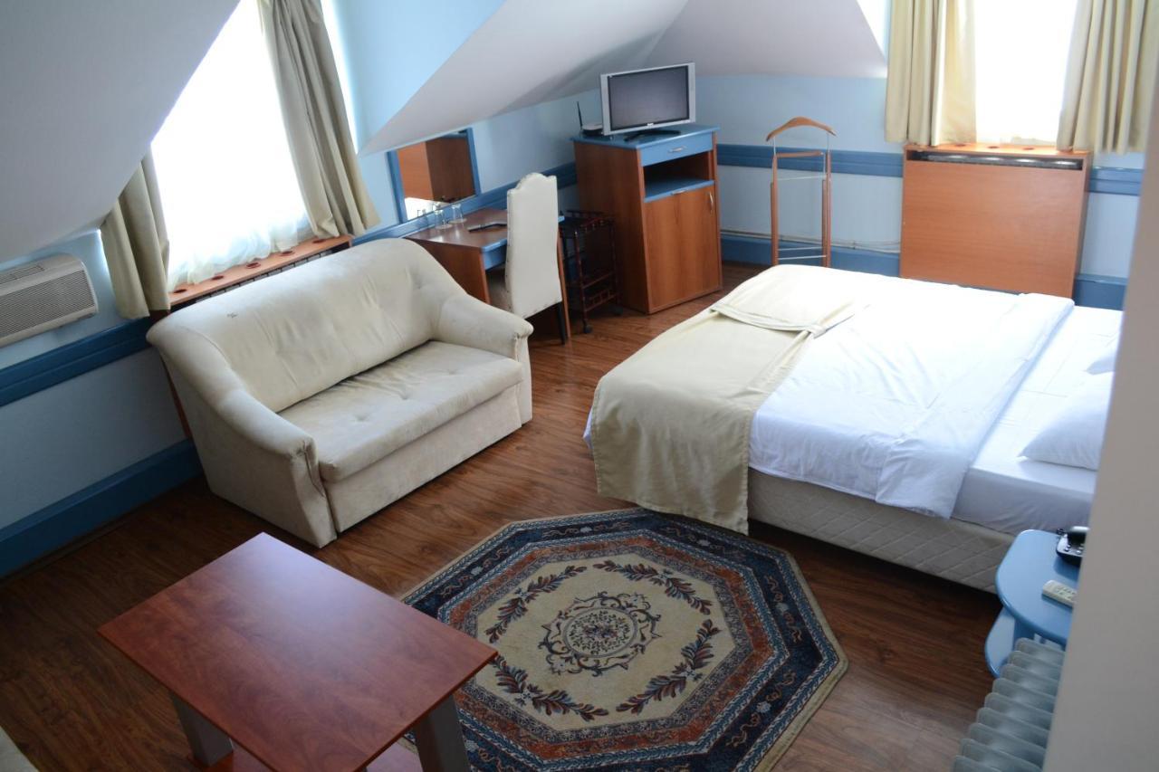 Hotel Tomce Sofka Skopje Exteriör bild